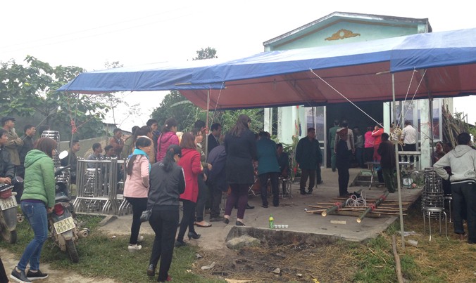 Người dân tới viếng các nạn nhân vụ thảm án ở Hà Giang xảy ra sáng sớm 1/12.