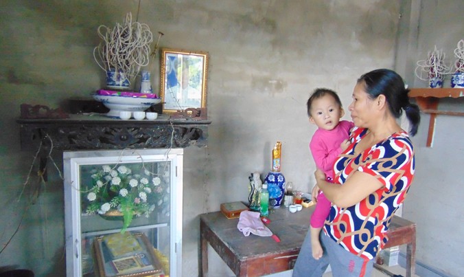 Bà Lưu Thị Vân bên bàn thờ con trai.