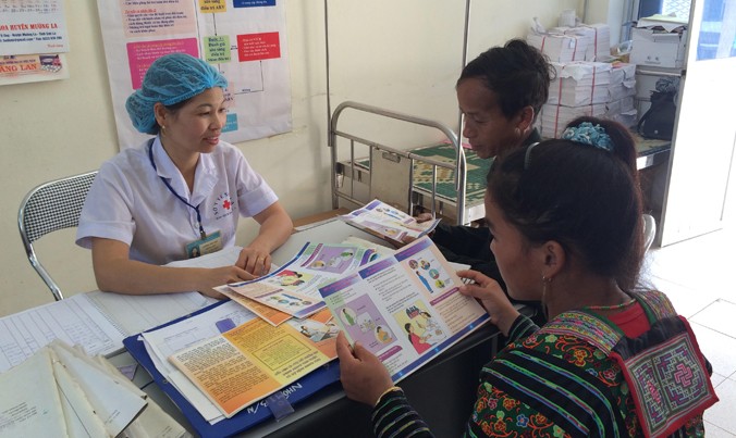 Bác sĩ tuyến huyện ở Điện Biên tư vấn sức khỏe cho bệnh nhân. Ảnh: Thái Hà