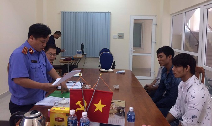Chiều ngày 13/12, VKSND huyện Bình Chánh (TPHCM) đã trao các quyết định đình chỉ vụ án, đình chỉ bị can cho anh Trần Văn Uống và Ong Văn Sệt. Ảnh: Tân Châu