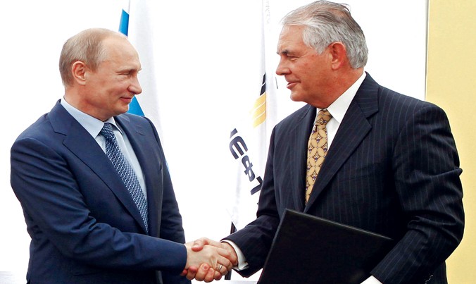 Tổng thống Nga Vladimir Putin bắt tay Tổng giám đốc điều hành Exxon Mobil Rex Tillerson (phải) hồi tháng 6/2012 ở Nga. Ảnh: AP