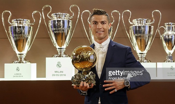 Ronaldo với danh hiệu Quả bóng vàng thứ 4 trong sự nghiệp. Ảnh: GETTY IMAGES