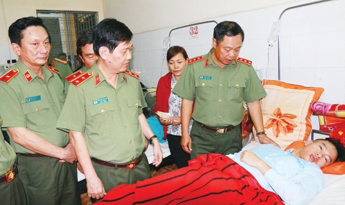 Lãnh đạo Bộ Công an thăm hỏi thượng sĩ Vũ Xuân Khuê tại bệnh viện.
