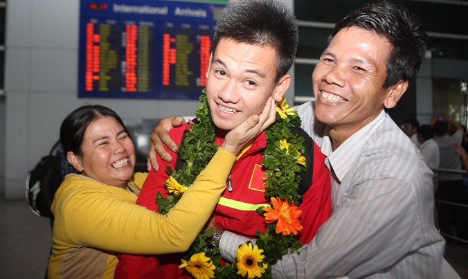 Các cầu thủ U19 Việt Nam trở về trong vòng tay người thân và CĐV sau chiến tích giành vé tham dự FIFA U20 World cup. Ảnh: VSI