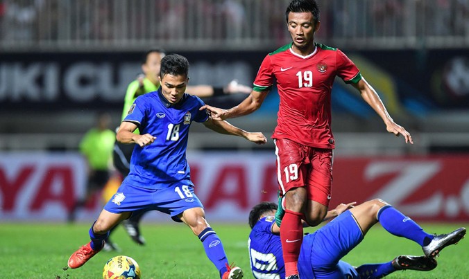 Các cầu thủ Indonesia (phải) đã có được chiến thắng quan trọng trước Thái Lan ở trận chung kết lượt đi. Ảnh: AFF