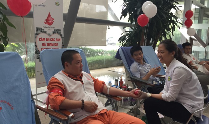 Các cán bộ EVN tham gia hiến máu nhân đạo trong Tuần lễ hồng EVN lần thứ II
