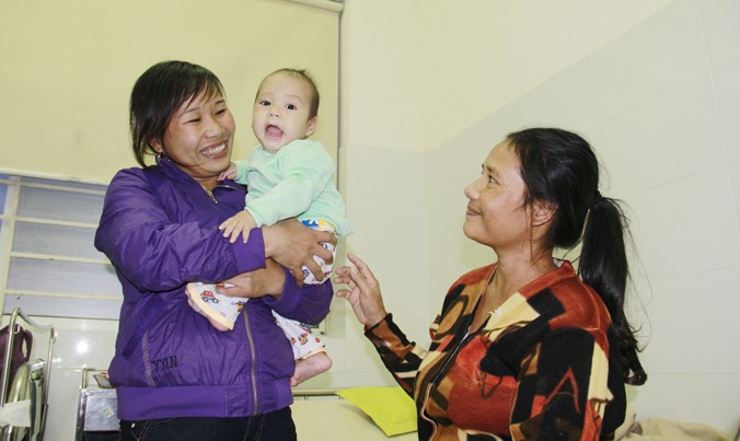 Nhờ cô Lê Thị Hồng Thanh, bé Hồ Văn Cơ (8 tháng tuổi) được chữa lành bộ phận sinh dục bị chó cắn có nguy cơ hoại tử. Ảnh: Thanh Trần