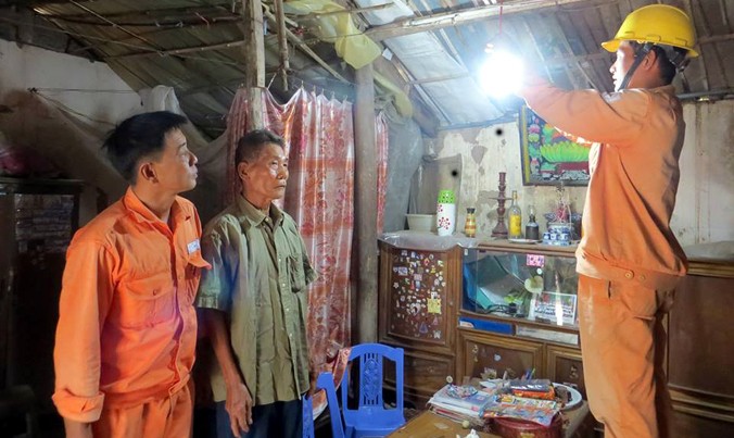 Cán bộ, nhân viên EVN Hà Nội sửa chữa điện cho các hộ gia đình nghèo