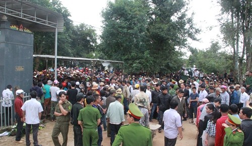 Hàng trăm người dân tham dự lễ truy điệu các chiến sỹ hy sinh trong vụ nổ. Ảnh: Dân Trí