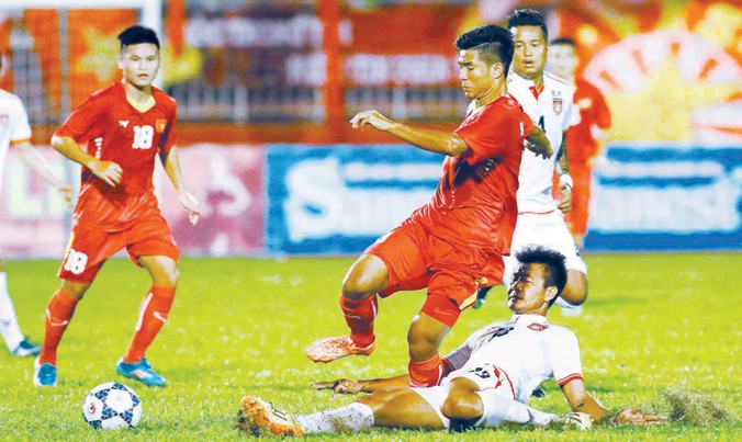Các cầu thủ U21 Việt Nam không vượt qua được U21 Myanmar trong trận ra quân. Ảnh: T.VŨ