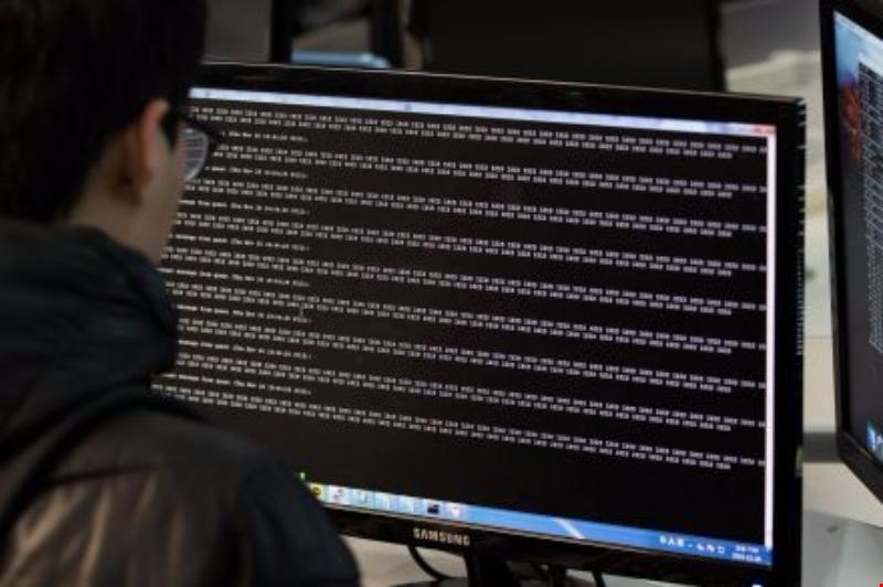 3 người Trung Quốc đột nhập máy tính các hãng luật Mỹ 