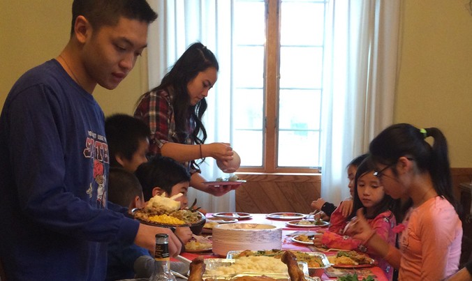 Một bữa ăn sum vầy của gia đình người Việt tại TP Philadelphia