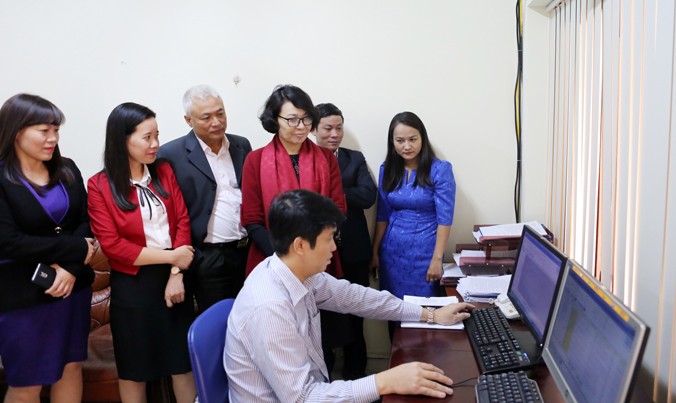 Tổng Giám đốc BHXH Việt Nam Nguyễn Thị Minh cùng lãnh đạo Vụ Pháp chế, Trung tâm CNTT kiểm tra hoạt động của hệ thống “Một cửa điện tử tập trung” trước khi chính thức vận hành.