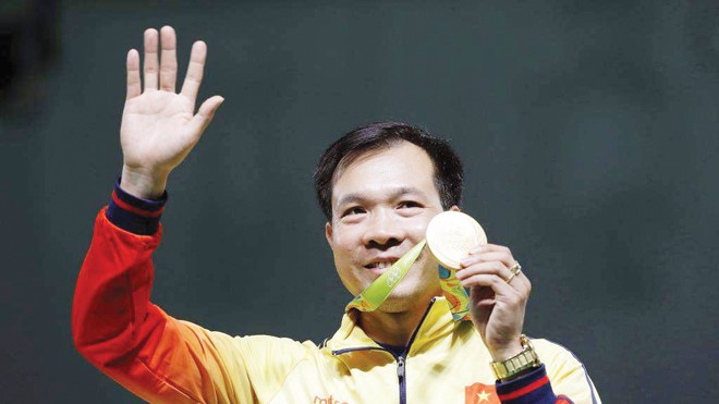 Xạ thủ Hoàng Xuân Vinh với tấm HCV Olympic lịch sử
