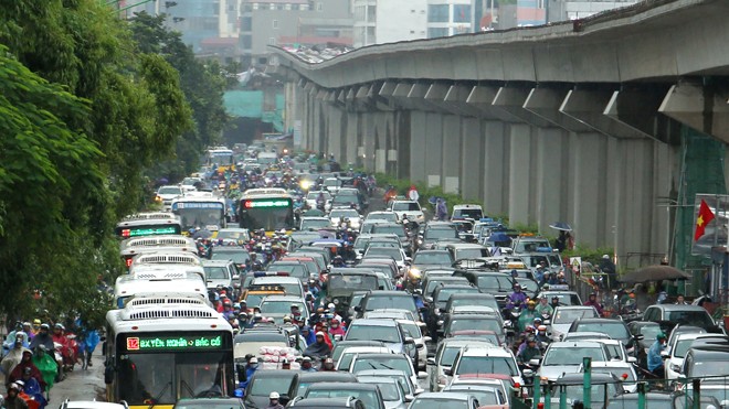 Đường Khuất Duy Tiến và Nguyễn Xiển đi kèm đường trên cao và một loạt nhà cao ốc gây ra ùn tắc thường xuyên vì lưu lượng giao thông quá lớn vào giờ cao điểm. Ảnh: Hồng Vĩnh