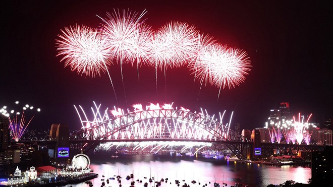 Úc chào năm mới 2017 với 7 tấn pháo hoa bắn lên từ cầu Cảng ở thành phố Sydney. Ảnh: Getty Images