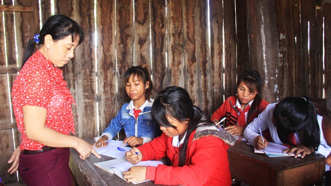 Cô giáo Nguyễn Thị Nghìn dạy chữ cho học sinh