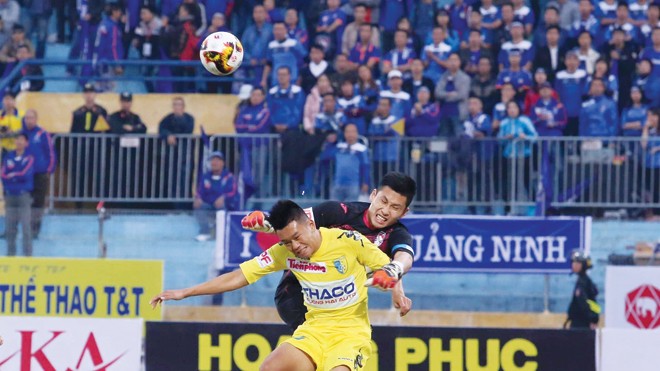 Thủ môn Tuấn Linh cản phá nỗ lực ghi bàn của cầu thủ Hà Nội trong trận tranh Siêu cúp 2016. Ảnh: Như Ý