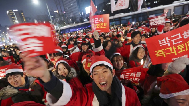 Cuối năm 2016, người biểu tình Hàn Quốc trong trang phục Ông già Noel đòi bà Park Geun-hye từ chức ngay lập tức, không phải chờ đến quyết định cuối cùng của Tòa án Hiến pháp. Ảnh: Getty Images