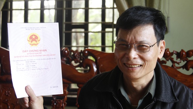 Ông Trịnh Văn Bình sung sướng với sổ hồng nhà mình sau hành trình khổ ải 19 năm. Ảnh: HT