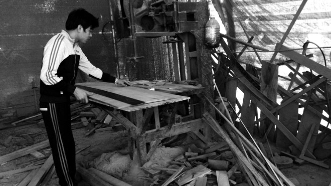 Người dân làng nghề mộc Giã Trung vay vốn uỷ thác của DN về mua gỗ nguyên liệu, giải quyết việc làm