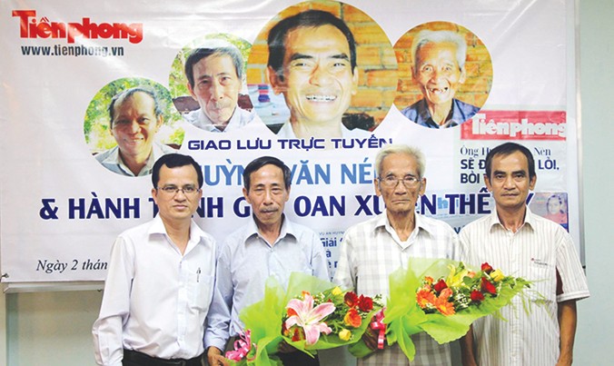Người tù oan xuyên thế kỷ Huỳnh Văn Nén (ngoài cùng bên phải) giao lưu trực tuyến với bạn đọc báo Tiền Phong