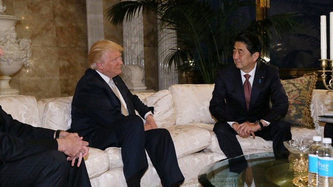 Tổng thống đắc cử Mỹ Donald Trump tiếp Thủ tướng Nhật Bản Shinzo Abe (phải) ở New York ngày 17/11/2016. Ảnh: Getty Images