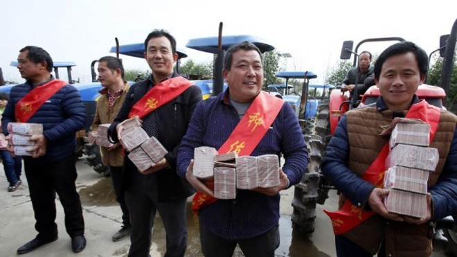 Nông dân tỉnh Giang Tây hớn hở vì được thưởng 350 triệu đồng. Ảnh: China News
