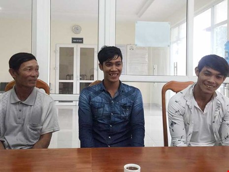 Uông (phải), Sệt (giữa) nhận quyết định minh oan ngày 13-12-2016. Ảnh: Pháp Luật TP.HCM.