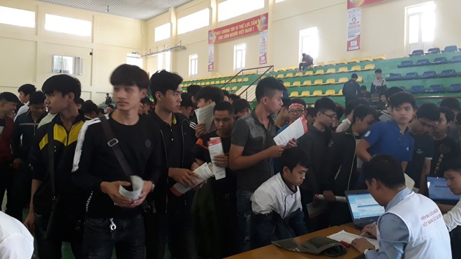 Sinh viên ở Bắc Ninh xếp hàng đăng ký hiến máu ngày 9/1. Ảnh: N.T