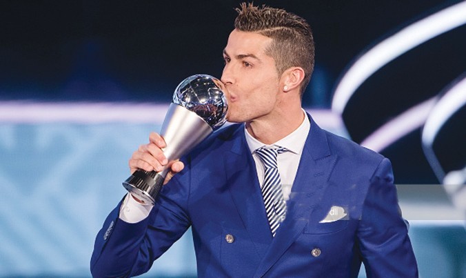 Ronaldo hạnh phúc với danh hiệu Cầu thủ xuất sắc nhất FIFA 2016. Ảnh: Getty Images
