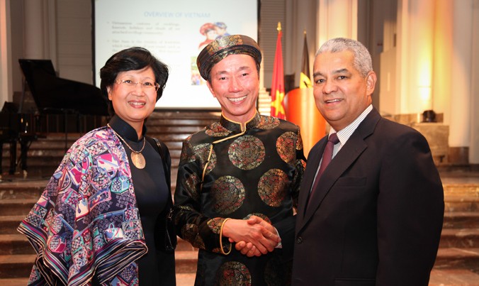 Đại sứ Phạm Sanh Châu luôn mặc áo dài Việt Nam trong các dịp nghi lễ quan trọng. Ảnh: Đăng Luân