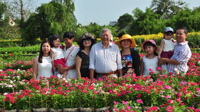 Gia đình chụp ảnh Tết ở làng hoa Sa Đéc. Ảnh: Hòa Hội