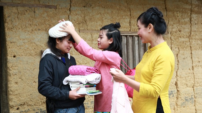 Cùng với OMO, NSƯT Chiều Xuân và con gái Hồng Khanh tặng em Chu Thị Mến tấm áo mới đón Tết cùng phần quà “Góp Tình Trao Tết”