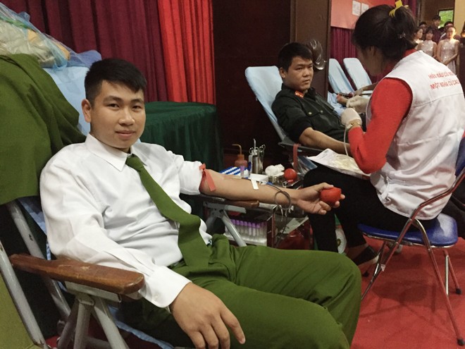 Chiến sỹ cảnh sát Trần Ngọc Hùng, người đầu tiên hiến máu sáng qua ở Vĩnh Phúc. Ảnh: Nguyễn Hoài