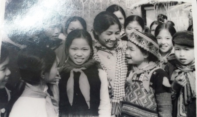 Đồng chí Lê Thu Trà với các em thiếu nhi tại ĐH Cháu ngoan Bác Hồ tỉnh Yên Bái năm 1971. Ảnh: tư liệu