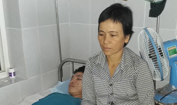 Chị Võ Thị Thu Hương bên giường bệnh của con trai