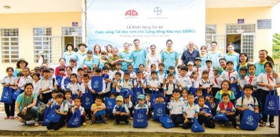 110 phần quà tết được Bayer Việt Nam trao tận tay cho các em học sinh Trường tiểu học - THCS Phương Ninh