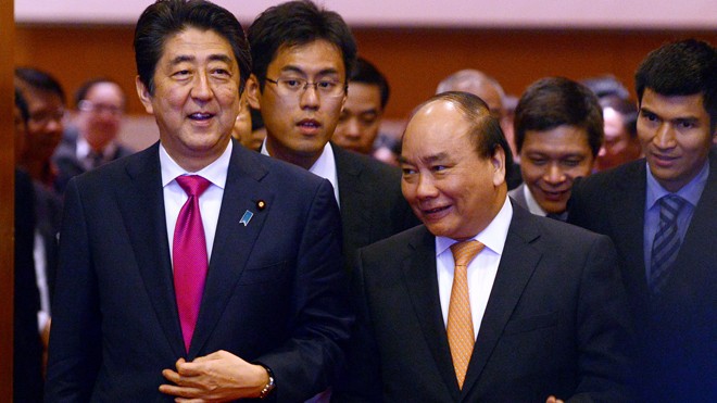 Thủ tướng Nguyễn Xuân Phúc và Thủ tướng Nhật Bản Shinzo Abe tại Tọa đàm Doanh nghiệp Việt Nam - Nhật Bản sáng 17/1 ở Hà Nội. Ảnh: Như Ý