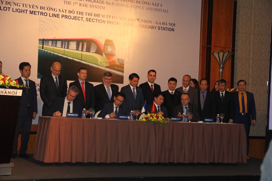 Lễ ký kết hợp đồng về thiết kế, cung cấp và lắp đặt hệ thống metro đầu tiên tại Hà Nội giữa Ban quản lý đường sắt đô thị Hà Nội (MRB) với liên danh các nhà thầu Pháp do Alstom đứng đầu cùng Colas Rail và Thales. Ảnh: Mỹ Ngọc