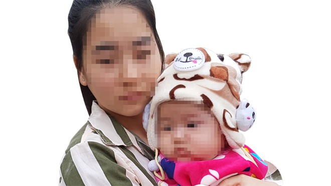 Em bé con tù nhân Giàng Thị Dinh mới được 6 tháng tuổi. Ảnh: Quang Lộc