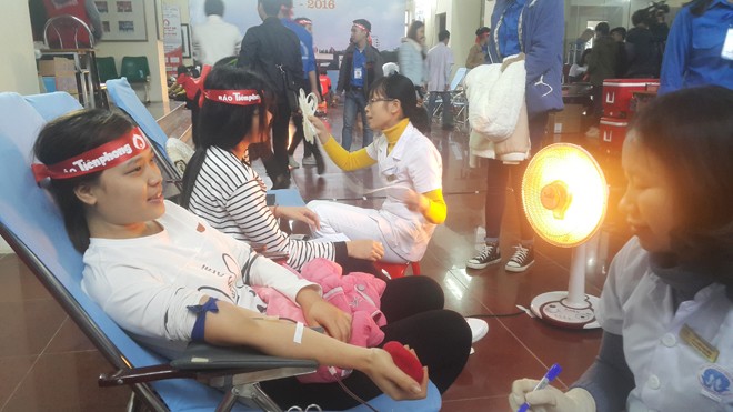 Ban tổ chức sử dụng quạt sưởi ấm cho các tình nguyện viên Đại học Hùng Vương. Ảnh: Tùng Duy