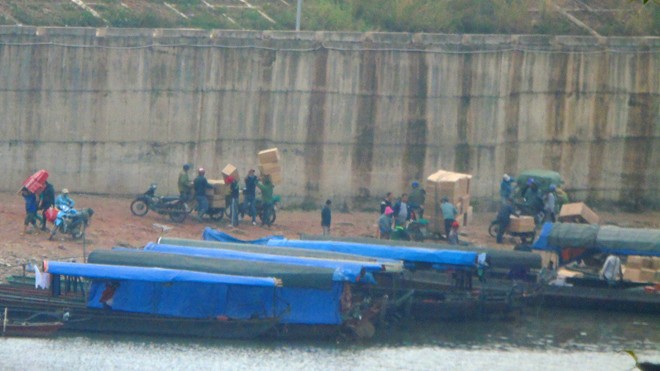 Hàng lậu được tập kết dưới sông Ka Long, đoạn từ km số 1 đến km số 4, ngày 17/1