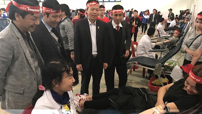 Đại diện báo Tiền Phong, cùng các đại biểu của tỉnh Quảng Bình thăm hỏi, động viên các bạn đoàn viên thanh niên đang hiến máu.