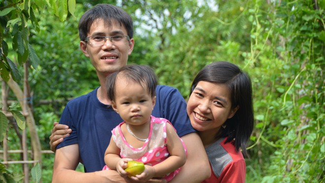 Thầy giáo trẻ Trần Quyết cùng vợ và con gái. Ảnh: Vũ Lương