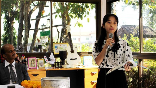 Tường Vy giới thiệu về Friends English Center do cô thiết kế- trung tâm dạy tiếng Anh giao tiếp và phát triển cá nhân với nhiều phương pháp: tranh biện, diễn kịch, xem phim, nghe nhạc, chơi trò chơi... tại Thái Lan tháng 12/2016. Ảnh: WANIDA