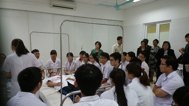 Sinh viên điều dưỡng thực hành tại phòng thực tập của ĐH Y Hà Nội