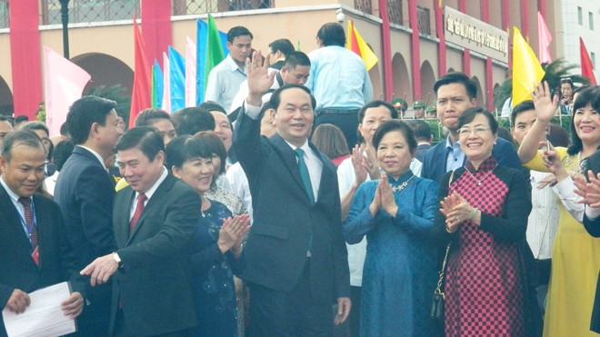 Chủ tịch nước Trần Đại Quang và các kiều bào tiêu biểu thực hiện nghi thức thả cá chép tiễn ông Táo.