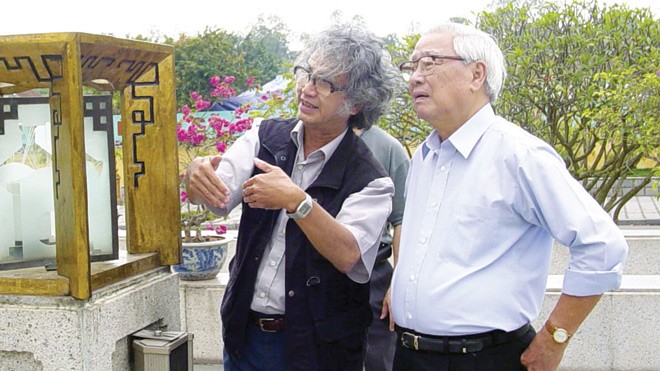 KTS Lê Hiệp đang trình bày với Thủ tướng Võ Văn Kiệt về ý nghĩa của tượng đài Bắc Sơn ở quảng trường Ba Đình Hà Nội