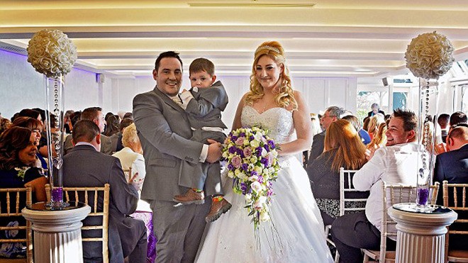 Cặp đôi Matthew và Saera hạnh phúc trong ngày cưới. Ảnh: Daily Mail